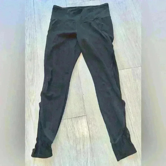 Athleta Aura Sonar Black Mesh Panel Capri Leggings size Small - Picture 4 of 5